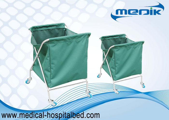 Troles clínicos da lavanderia para recolher a roupa suja com o um saco verde