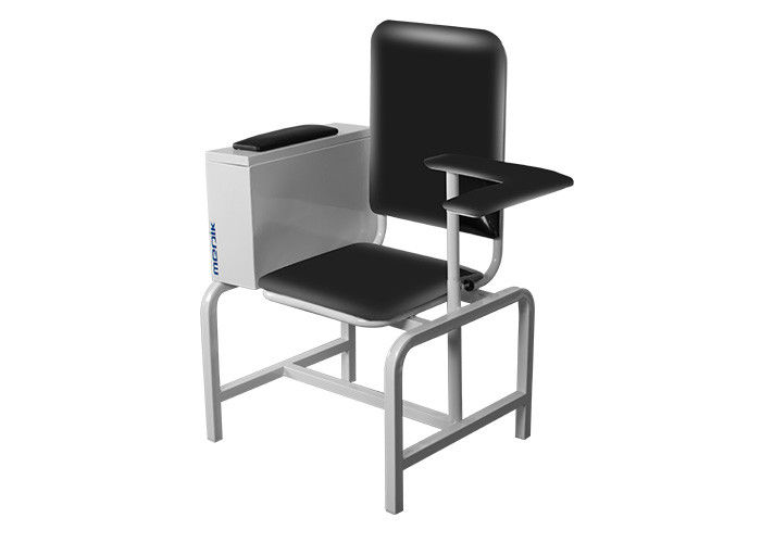 Cadeira manual preta do doador de sangue com braço e o armário ajustáveis