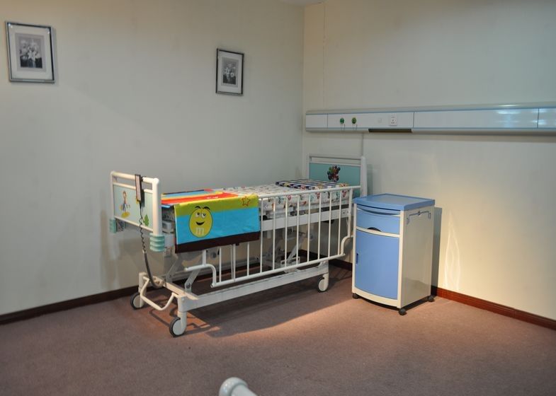 Camas de hospital pediatras do multi hospital elétrico da função com quatro motores