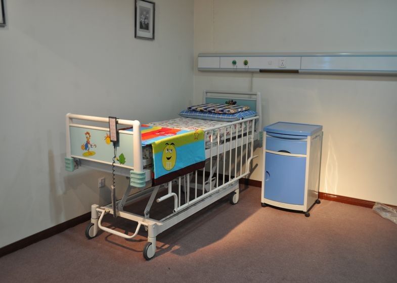 Camas de hospital pediatras do multi hospital elétrico da função com quatro motores