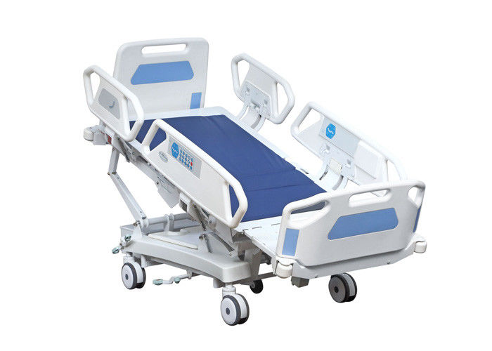 Cama elétrica dos cuidados intensivos do hospital com seção extensiva do pé