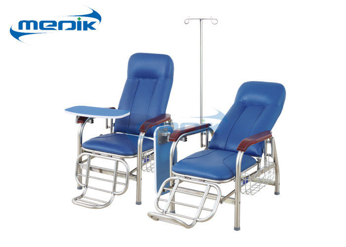 A mobília ajustável do hospital preside a cadeira paciente da transfusão com IV o Polo