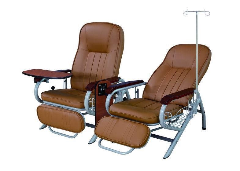 A mobília manual do hospital preside a cadeira da transfusão com tabela de gerencio