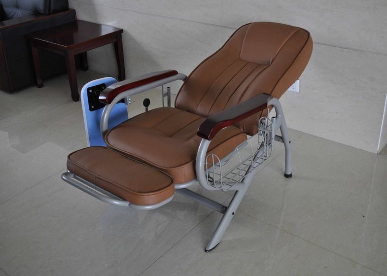 A mobília manual do hospital preside a cadeira da transfusão com tabela de gerencio